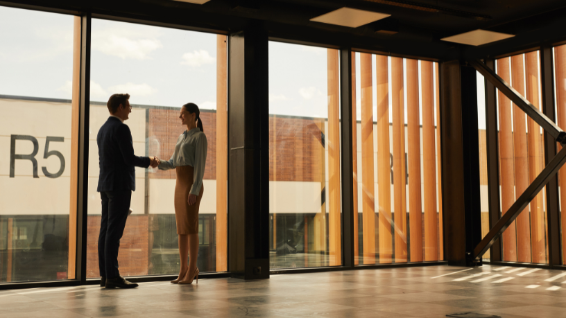 Alex Nabuco dos Santos examines the invisible cost of waiting in the real estate market.