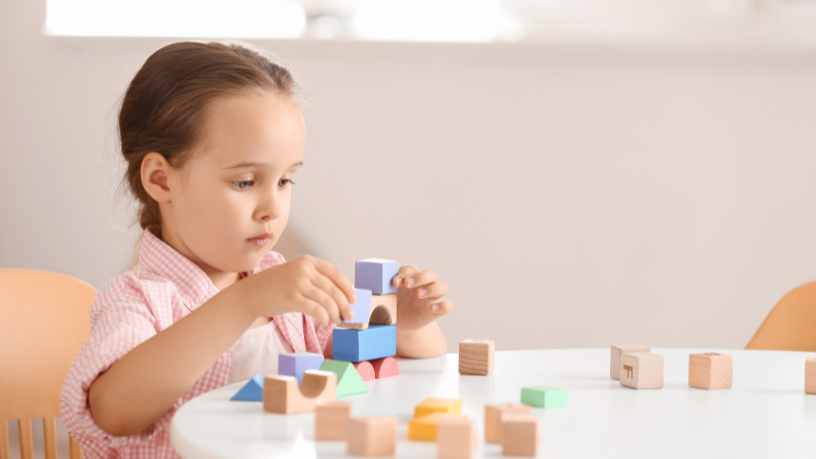 Alexandre Costa Pedrosa analyzes hyperfocus in neurodivergence, exploring how this intense concentration can boost performance and creativity while also creating emotional challenges.