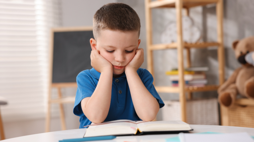 From the perspective of Alexandre Costa Pedrosa, hyperfocus in neurodivergence is understood as a powerful force that alternates between high productivity and the risk of mental overload.