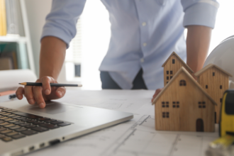 Design decisions shape thermal comfort and influence real estate value through performance and efficiency. Alex Nabuco Dos Santos highlights how smart planning reduces cooling costs.