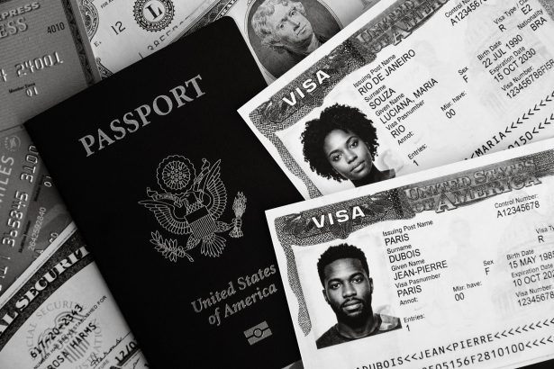 Passaporte dos Estados Unidos, documentos de visto e cédulas de dólar em composição conceitual.