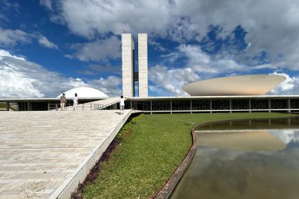 Vista externa do Congresso Nacional do Brasil, em Brasília, destacando sua arquitetura modernista sob um céu claro.