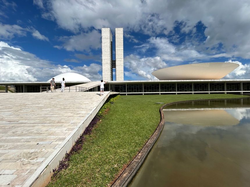 Vista externa do Congresso Nacional do Brasil, em Brasília, destacando sua arquitetura modernista sob um céu claro.
