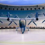 Protótipo de aeronave elétrica eVTOL com hélices exposto em ambiente interno.