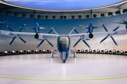 Protótipo de aeronave elétrica eVTOL com hélices exposto em ambiente interno.