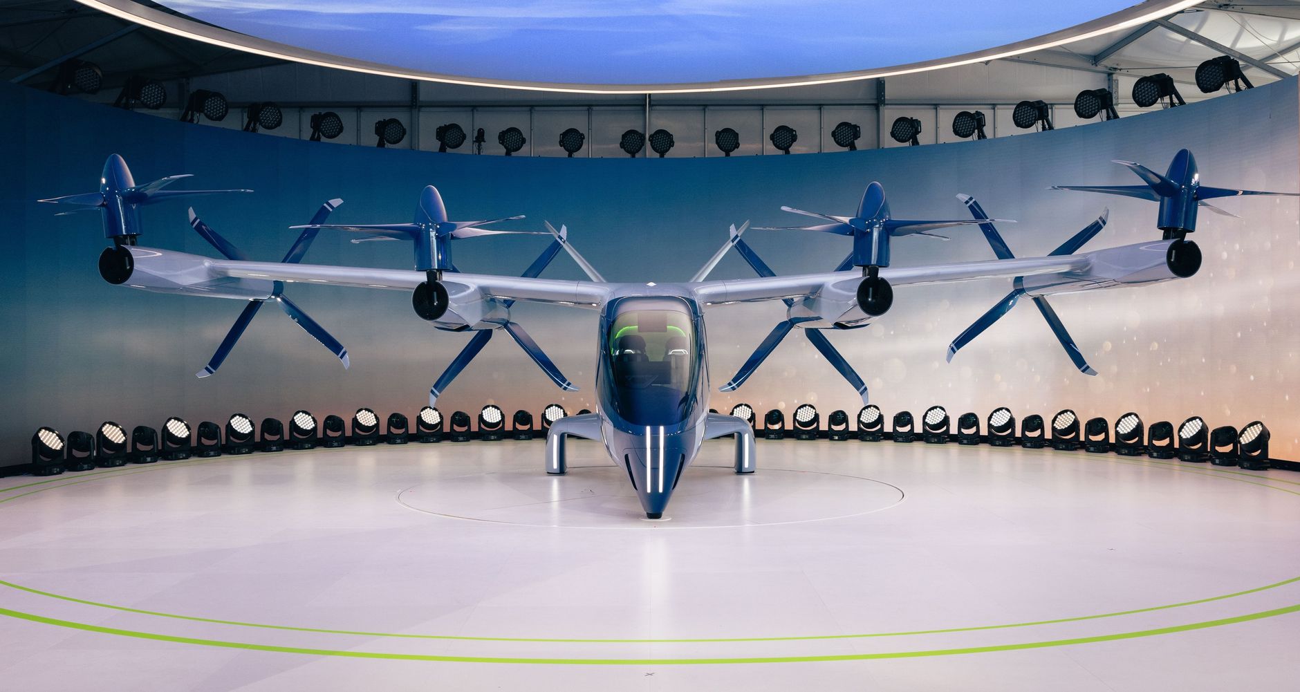 Protótipo de aeronave elétrica eVTOL com hélices exposto em ambiente interno.